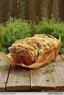 Odrywany chlebek ziołowo serowy

Składniki:



* 3 sz﻿klanki mąki

* 1 opakowanie suchych droż﻿dż﻿y (7 g)

* 4 łyż﻿﻿ki masła

* 250 ml mleka

* 2 jajka

* 1/2 łyż﻿﻿ecz﻿ki cukru
...