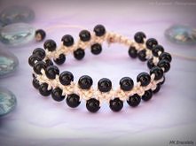 Bransoletka typu Double Shamballa. Wykonana ze sznurka jubilerskiego 1mm oraz czarnych koralików 5mm. Posiada regulowane zapięcie.
Wykonanie MK Bracelets
Zdjęcie Ula Łyczywek Ph...