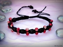 Bransoletka typu Shamballa. Wykonana ze sznurka tapicerskiego 1mm, koralików czerwonych crackle 4mm i koralików czarnych 5mm. Posiada regulowane zapięcie.
Wykonanie MK Bracelets...