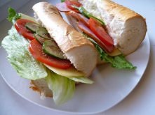 Bagietki śniadaniowe: wegetariańska i z szynką.