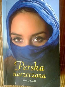 Tami za wszelką cenę chce zostać w Ameryce, bo w Iranie nie ma życia dla kobiet, aranżowane małżeństwo to dla niej ratunek, ale przystojny Amerykanin nie daje jej odejść, oboje ...