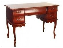 Oryginalne, stylizowane biurko uświetni nie tylko gabinet, ale także sypialnię. Doskonale bowiem spełnia rolę podręcznej toaletki. Występuje w wersji małej i dużej. Biurko Amare...