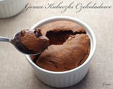 Składniki na 6-8 naczynek
65 g masła
350 g czekolady (deserowej i gorzkiej - z przewagą deserowej)
2 łyżki likieru czekoladowego
1 łyżka ekstraktu z wanilii
4 jajka (osobno biał...