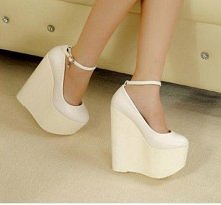 Platformy na wysokiej podeszwie. Można kliknąć zdjęcie.