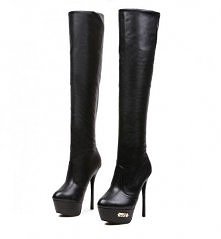 Wysokie kozaki na szpilce. Można kliknąć zdjęcie.