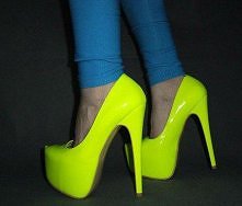 Neonowe szpilki na platformie. Można kliknąć zdjęcie.