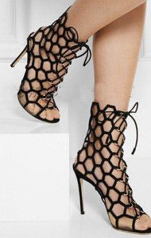 Sznurowane gladiatorki z dużymi oczkami ze skóry licowej. Można kliknąć na zdjęcie.