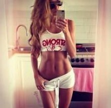 Dziewczyny ! jak pozbyć sie cellulitu z pośladków i bioder?Ćwiczę,tylko mam problem z dietą i może to odżywianie szkodzi...Co poradzicie skutecznego?:)