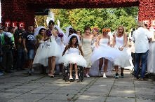 Biegające Panny Młode opano...