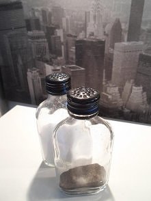 solniczka i pieprzniczka w buteleczkach po wodce :)