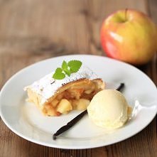 Strucla jabłkowa i z lodami waniliowymi