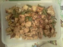 Dawno mnie tu nie było - brak czasu, brak chęci, brak dostępu do Internetu. Może czas na rewolucje październikowe...
Dzielę się z Wami kurczakiem z fasolką i papryką z imbirowym...