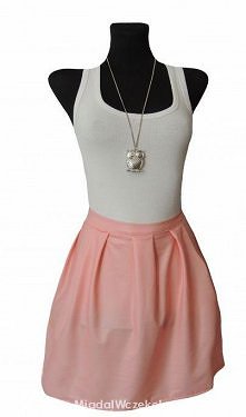 Mam na sprzedaż nową spódniczkę mini, w najmodniejszym fasonie - rozkloszowana, do noszenia w talii. Wykonana z materiału przypominającego skórę.
Rozmiar L/XL - wymiary:
(MIERZO...