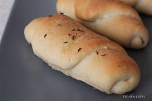 Rohlík

Składniki na 6 sztuk:

    250 g mąki (hladke, czyli z drobnego przemiału)
    125 ml mleka
    12 g drożdży świeżych
    20 g + 2 łyżki masła
    1/2 łyżeczki soli

Dod...