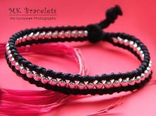 Bransoletka typu Chan Luu. Wykonana ze sznurka jubilerskiego 1 mm, sznurka woskowanego 2 mm oraz koralików metalowych 4 mm.