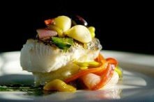 STEK Z MARLINA Z WARZYWAMI WINEGRET - składniki:
4 steki z marlina miecznika lub innej białej ryby (80 dag)
świeżo zmielony kolorowy pieprz
Warzywa winegret:
8 plastrów bakłażan...