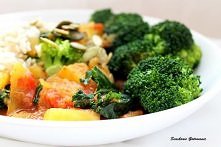 Duszona dynia z jarmużem w pomidorach