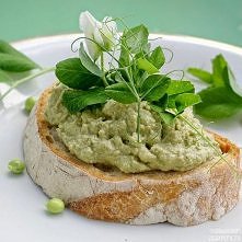 Pasta z bobu z młodym groszkiem i orzechami włoskimi