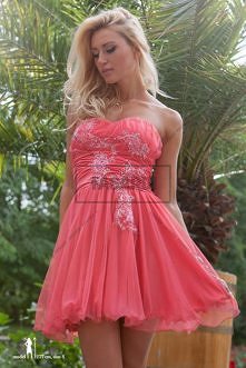 Wspaniała sukienka wieczorowa, dostępna w naszym sklepie internetowym.