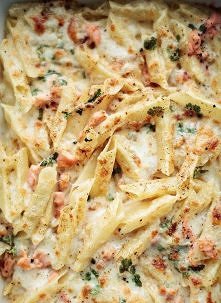 Makaron zapiekany z wędzonym łososiem i mozzarellą


Składniki, 3 - 4 porcje:

Nadzienie:

•	250 - 300 g makaronu w kształcie rurek
•	około 1/4 łyżeczki pikantnego pieprzu cayen...