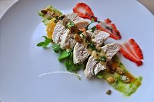 Sałatka z piersią kurczaka, rzodkwią i pomarańczą z sosem musztardowo- miodowym - przepis? KLIK w zdjęcie (: