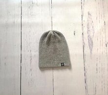 Niezbędnik – lekka czapka na jesień.

Skala szarości, czapki z głów
Klasyczna czapka na jesień, którą łatwo manewrować – wywijać brzeg, naciągać na oczy, przebierać się za Smerf...