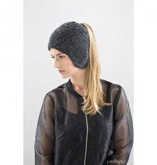 Niezbędnik – lekka czapka na jesień.

Z miejscem dla kucyka
Koński ogon i czapka – oto jest wyzwanie! Jak się okazuje rozwiązanie jest banalnie proste – ot, otwór na czubku głow...