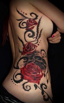 róże i czaszka tatuaże na ż...