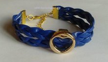 Kobaltowa bransoletka z płaskich rzemieni z przekładką-sercem. 
Spodobała się? Po więcej zajrzyj na fb: Adzik tworzy - bransoletki, kolczyki i inne ! ;)
