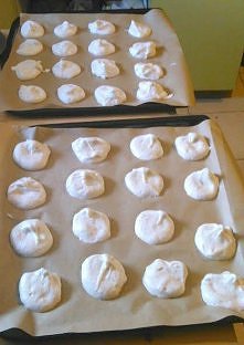 Drugim cudownym słodkim wspomnieniem z dzieciństwa, które kultywuje do dnia dzisiejszego, są bezy. Koniecznie na Boże Narodzenie, koniecznie jako pozostałość białek po makowcu (...