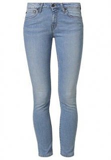 Klasyczne, dopasowane jeansy Bonnie. Więcej o tym fasonie po kliknięciu w duże foto.