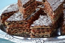 Jeśli ktoś nie wie, co widnieje na zdjęciu to znaczy, że powinien natychmiast sprawdzić listę składników i zabrać się do roboty!

Moje dzieciństwo nie pamięta babeczek, tęczowyc...