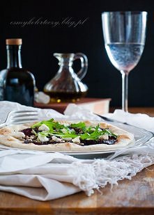 Ziołowe podpłomyki z burakiem, słonecznikiem i fetą