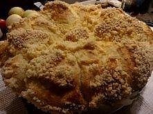 Kiedy byłam mała to moja babcia zawsze piekła domową drożdżówkę, którą zjadaliśmy na podwieczorek ze szklanka mleka. Teraz ja przejmuję tradycję i piekę drożdżówkę dla całej rod...