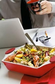 Zapiekanka z ziemniakami i kurzymi udkami

1 i 1/2 kg ziemniaków
sól (najlepiej gruboziarnista)
8 małych udek z kurczaka
pieprz
sok i skórka otarta z 1/2 cytryny
4 łyżki oliwy
3...