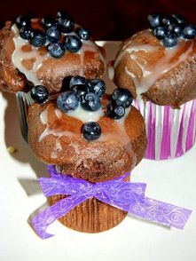 MUFFINY Z BIAŁĄ CZEKOLADĄ I BORÓWKAMI LEŚNYMI