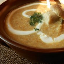 Sposób przygotowania
Warzywa obrać,umyć i drobno pokroić,zalać wywarem i gotować ok.15 minut.
Grzyby przebrać,szybko umyć,pokroić w plasterki/4 małe zostawić w całości/cebulę ob...