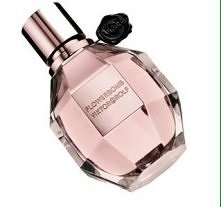 Zapach jest przepiękny , słodki , ładnie rozwija się na skórze. Trwałość na 6+ , piękny flakonik.Moim zdaniem zapach na kazdą porę roku , może z wyjątkiem upalnych dni w lecie:)