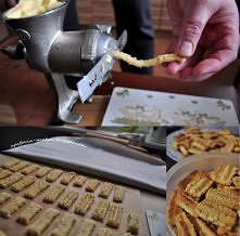 Gdy tylko pomyślę o zapachu tych maślanych, kruchutkich ciastek od razu mam ochotę biec do kuchni i zagniatać ciasto. To ciastka wyciskane z babcinej maszynki do ciastek. Złocis...