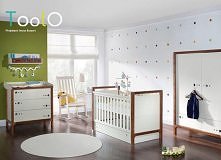 Wesoła kombinacja otworów o zróżnicowanej sekwencji idealnie komponuje się z niecodzienną formą mebli zaprojektowaną specjalnie pod potrzeby małych użytkowników oraz dla wygody ...