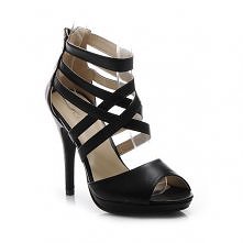 Czarne sandały na szpilce.