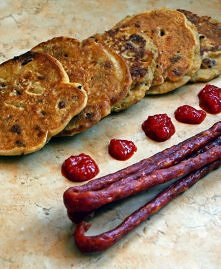 KUKURYDZIANE PANCAKES Z PIKANTNYMI KABANOSAMI