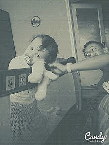 co sądzicie o tym chłopczyku po lewej <3...?