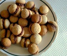 Baci di dama (pocałunek damy) - włoskie ciasteczka, które za każdym razem, gdy je przyrządzamy z siostrą, przywołują wspomnienia sprzed kilku lat. Mają dla mnie szczególne znacz...