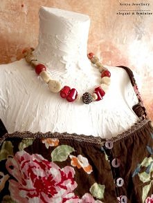 Kolekcja powstała z połączenia minerałów i innych form dekoracyjnych jako antidotum na bezsłoneczne dni zimowe.

Wyjątkowy naszyjnik z subtelnym połączeniem korala robaczywki w ...