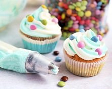 Cupcakes z dwukolorowym kremem i drażetkami