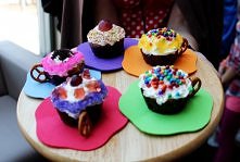 Moja babcia robiła zawsze "filiżanki marzeń" dla mnie i moich lalek, powtarzając, że słodkości są drogą do szczęścia i że nigdy nie wolno przestawać marzyć. Dziś ja ro...