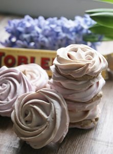 Malinowe bezy z kremem toblerone