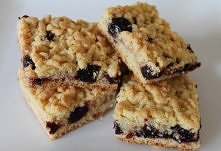 Pyszne kruche ciasto z wiśniami.