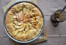 Odrobinę pijana szarlotka z różaną konfiturą i miodem pitnym. Przepis? KLIK w zdjęcie (: